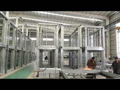 Casa com telhado com painel de sanduíche