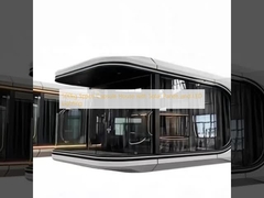 Casa cápsula espacial de 500 kg com painéis solares e iluminação LED