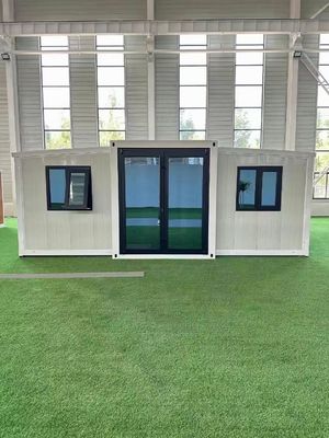 Design de interiores personalizável Residências fabricadas de 40 pés com placa de aço de cor T65mm EPS e sistema de disjuntor de proteção contra vazamentos 32A