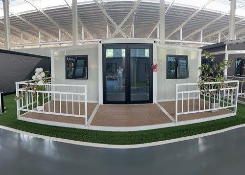 Design personalizado de 20 pés de contêiner dobrável de interiores personalizados e várias opções de piso para atração estética.