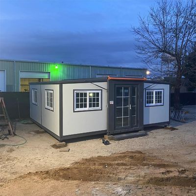 56 metros quadrados de área e 30 pés de comprimento Casa de contêineres expansível com telhado de chapa de aço galvanizado